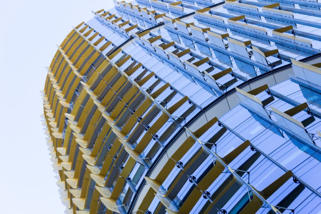 Brises externos Brises externos barram a radiação solar com mais eficiência que persianas. São importantes também para o impacto visual da fachada.